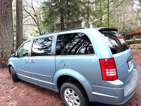 Used 2010 Chrysler Town & Country Touring image 2