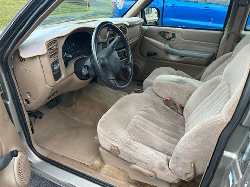 Used 2001 Chevrolet S10 Pickup LS w/ Preferred Equipment Group image 11