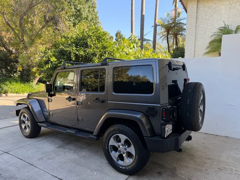 Used 2016 Jeep Wrangler Unlimited Sahara w/ Dual Top Group AWD/4WD image 22