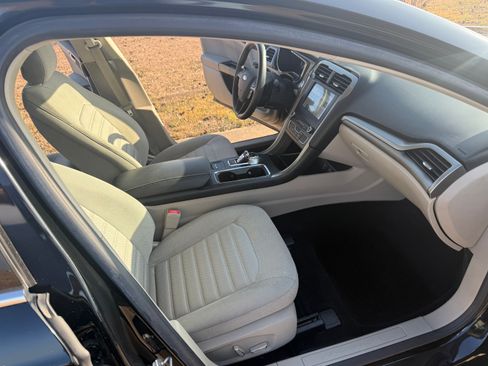 Used 2017 Ford Fusion SE w/ Fusion SE Technology Package image 8