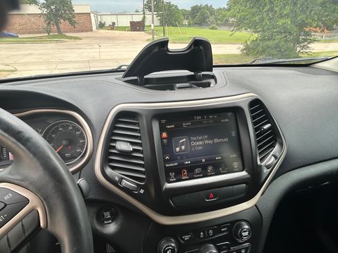 Used 2015 Jeep Cherokee Latitude w/ Comfort/Convenience Group FWD image 19