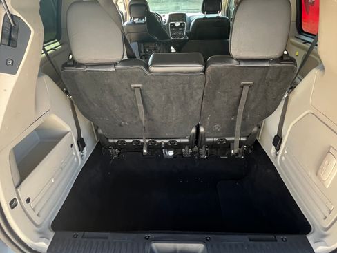 Used 2013 Chrysler Town & Country Touring-L w/ Driver Convenience Group image 12
