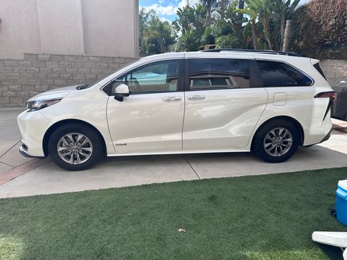 Used 2021 Toyota Sienna XLE w/ XLE Plus Package image 4