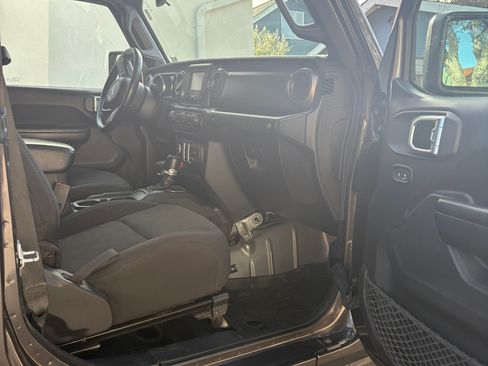 Used 2018 Jeep Wrangler Sport image 11