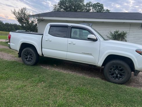 Used 2022 Toyota Tacoma SR5 AWD/4WD image 1