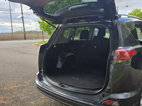 Used 2017 Toyota RAV4 LE w/ Carpet Mat Package AWD/4WD image 11