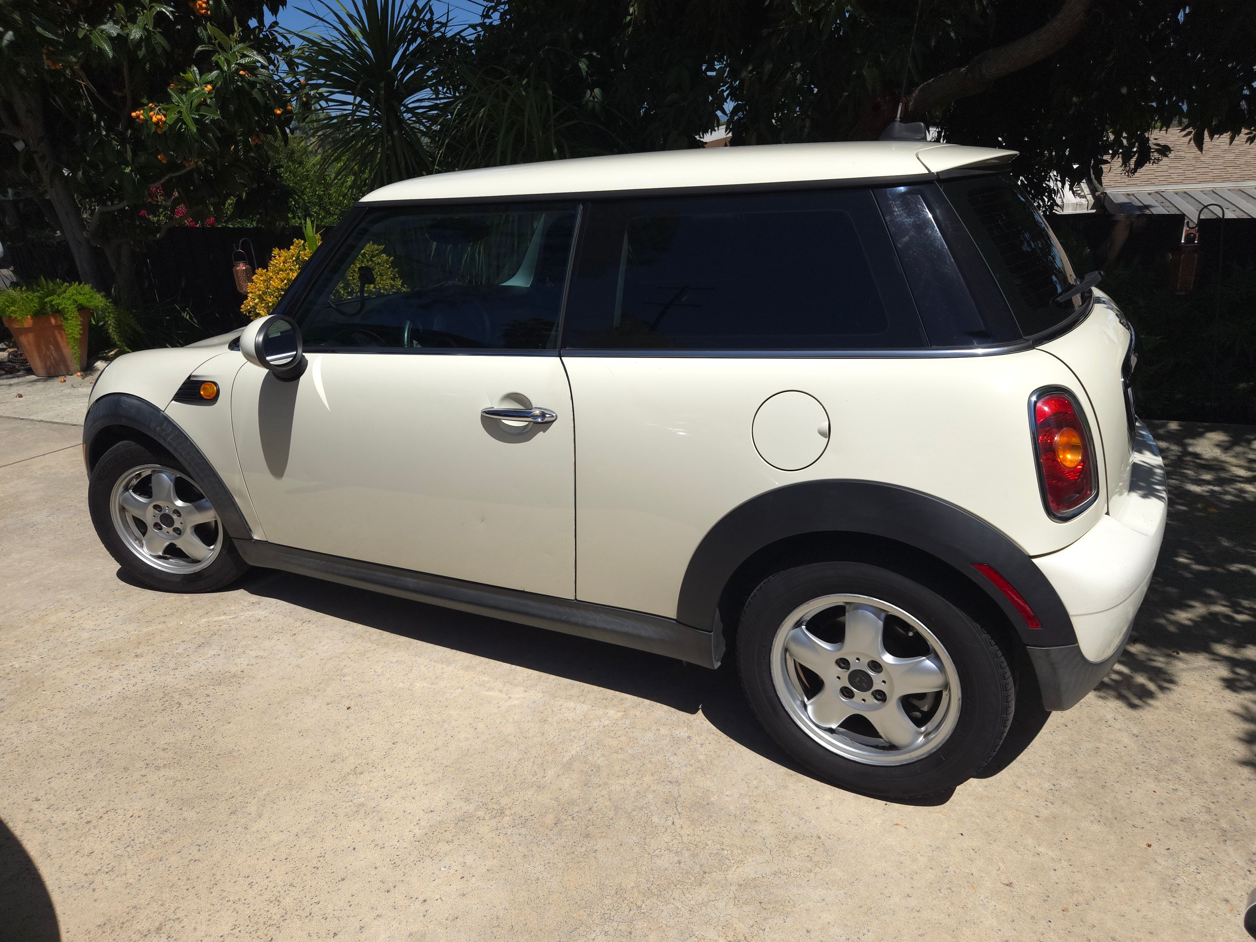 Used 2009 MINI Cooper Hardtop FWD image 2
