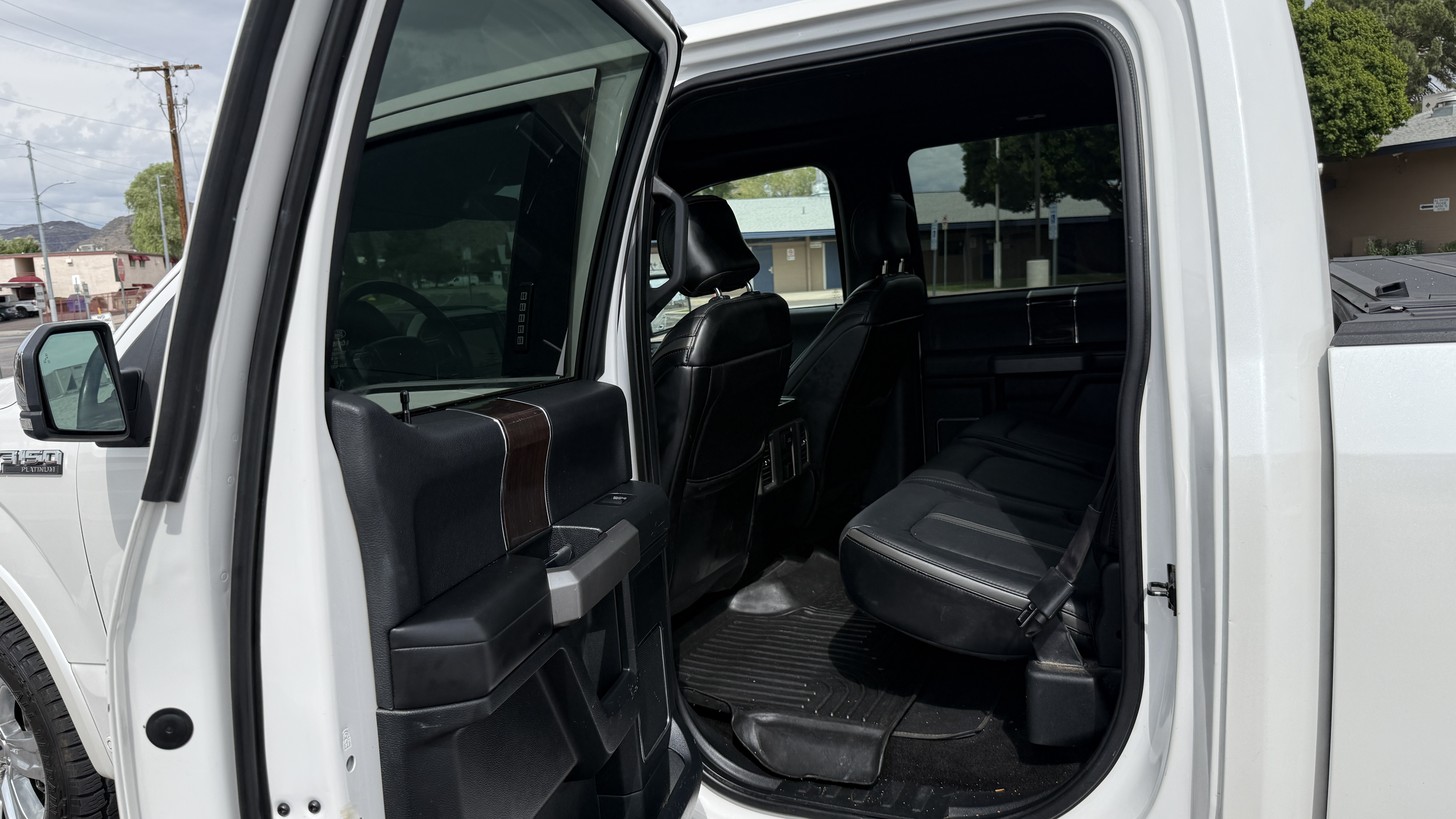 Used 2015 Ford F150 Platinum w/ Equipment Group 701A Luxury AWD/4WD image 9