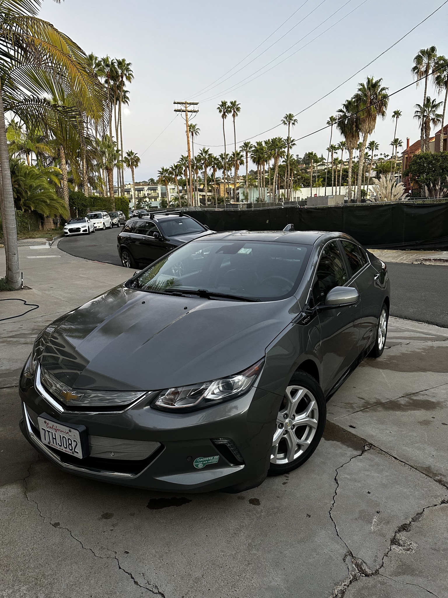 Used 2017 Chevrolet Volt Premier w/ Driver Confidence II Package FWD image 2