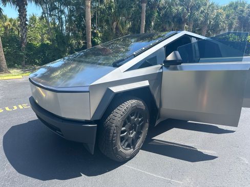 Used 2024 Tesla Cybertruck AWD Crew Cab image 8