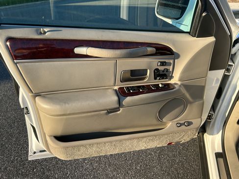 Used 2003 Lincoln Town Car Signature image 15