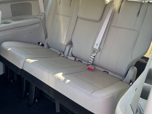 Used 2014 Chrysler Town & Country Touring w/ Driver Convenience Group image 11