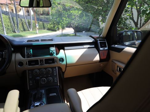 Used 2011 Land Rover Range Rover HSE image 11