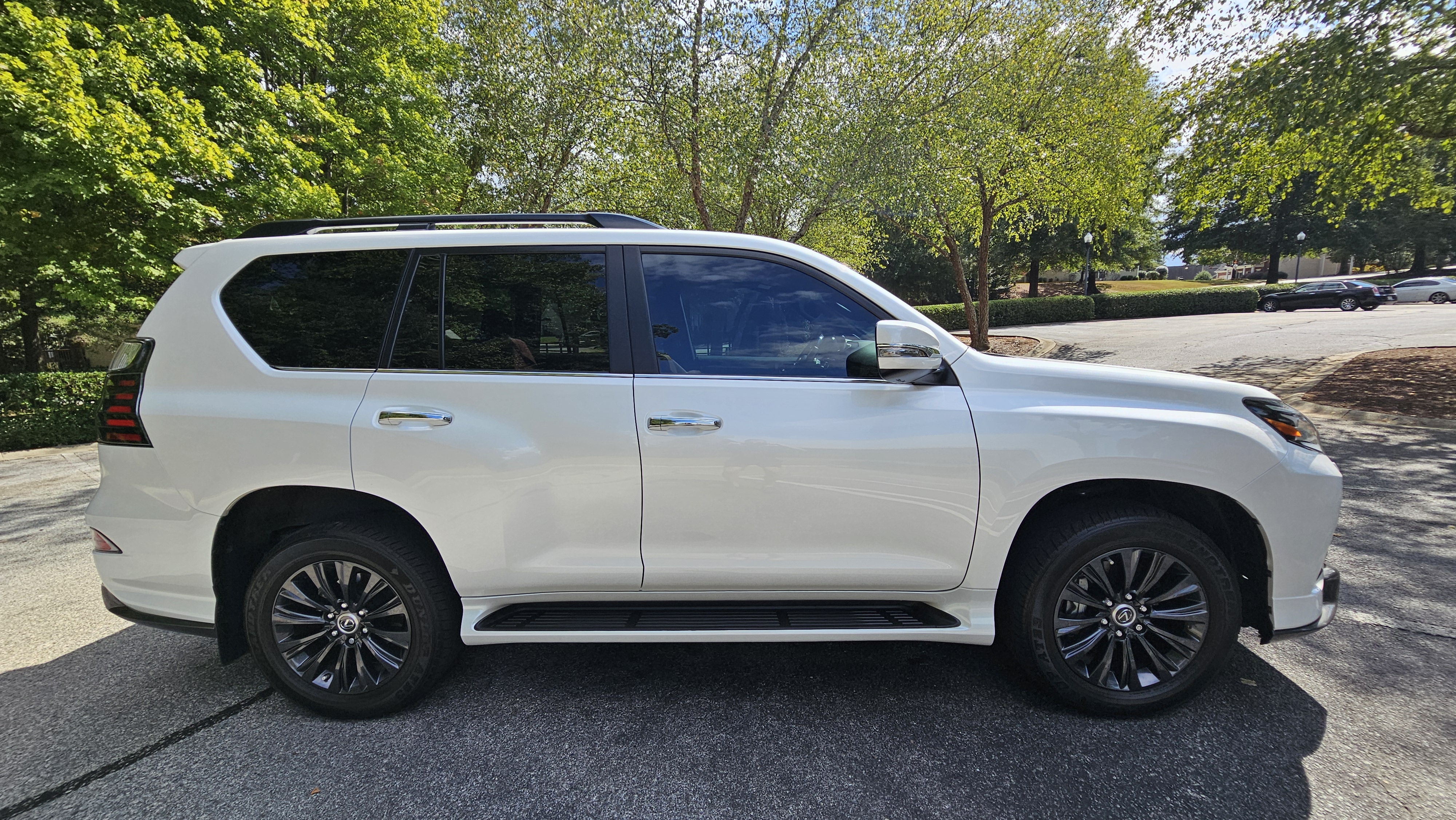 Used 2023 Lexus GX 460 Premium w/ Accessory Package AWD/4WD image 4
