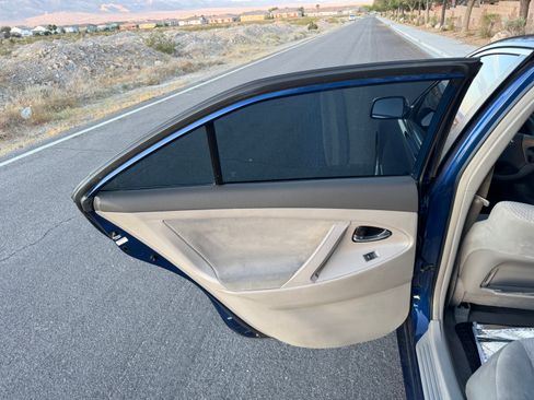 Used 2010 Toyota Camry LE FWD image 14