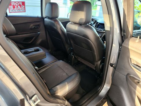 Used 2019 Chevrolet Trax LT w/ LT Convenience Package FWD image 5