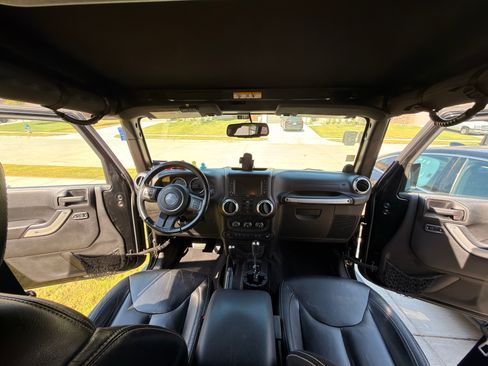 Used 2014 Jeep Wrangler Unlimited Sahara w/ Connectivity Group AWD/4WD image 16