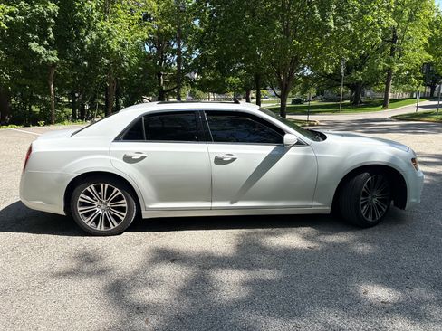 Used 2014 Chrysler 300 S RWD image 5