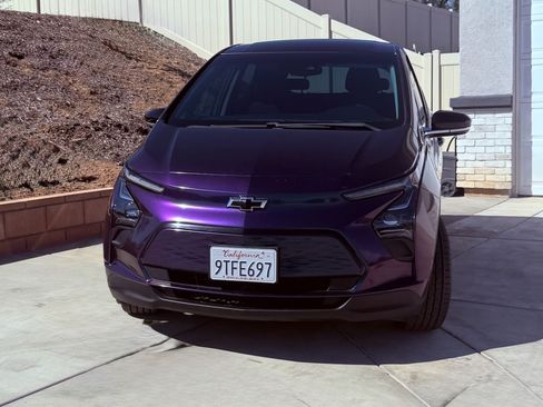 Used 2023 Chevrolet Bolt LT w/ Driver Confidence Package FWD image 1