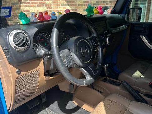 Used 2011 Jeep Wrangler Unlimited Sahara w/ Connectivity Group image 14