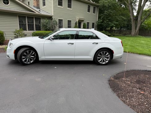 Used 2015 Chrysler 300 C RWD image 4