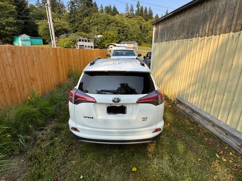 Used 2018 Toyota RAV4 XLE AWD/4WD image 13
