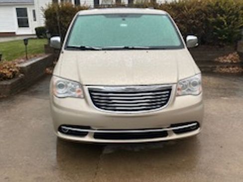 Used 2013 Chrysler Town & Country Limited w/ Luxury Group image 10