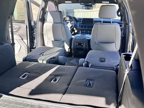 Used 2023 Chevrolet Suburban Z71 w/ Luxury Package AWD/4WD image 10