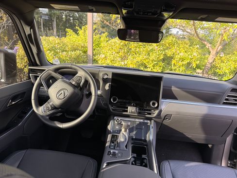 Used 2024 Lexus GX 550 w/ Accessory Package (Z1) AWD/4WD image 17