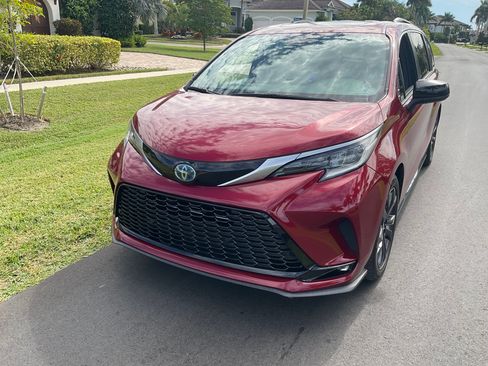 Used 2022 Toyota Sienna XSE w/ XSE Plus Package FWD image 5
