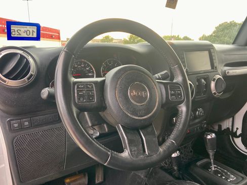 Used 2017 Jeep Wrangler Unlimited Rubicon w/ Connectivity Group image 14