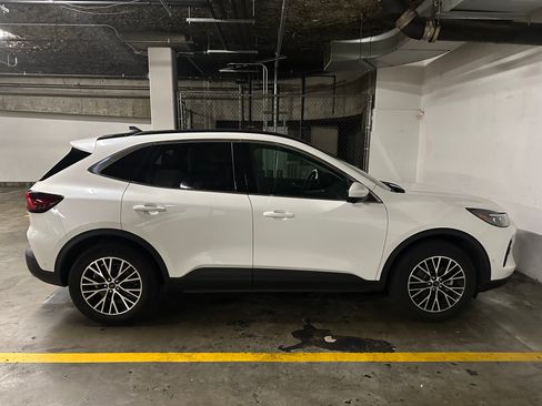 Used 2024 Ford Escape SE w/ PHEV Premium Package image 2