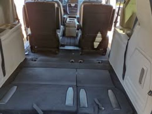 Used 2014 Chrysler Town & Country Touring image 2