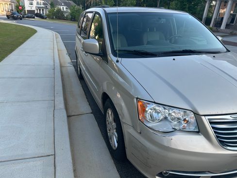 Used 2015 Chrysler Town & Country Touring FWD image 5