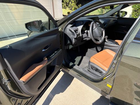 Used 2021 Lexus UX 250h w/ Accessory Package (Z1) image 8