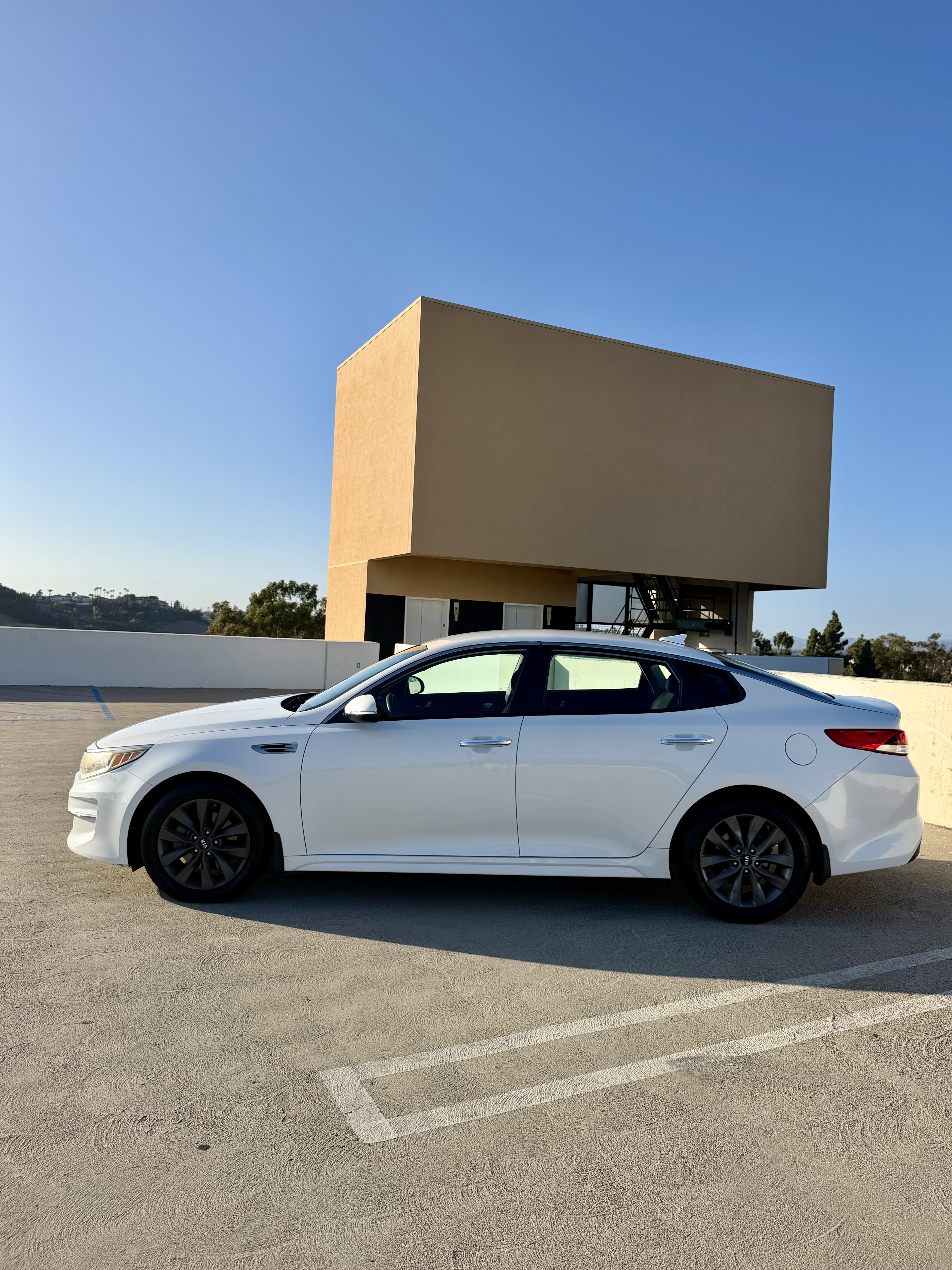 Used 2016 Kia Optima LX FWD image 2