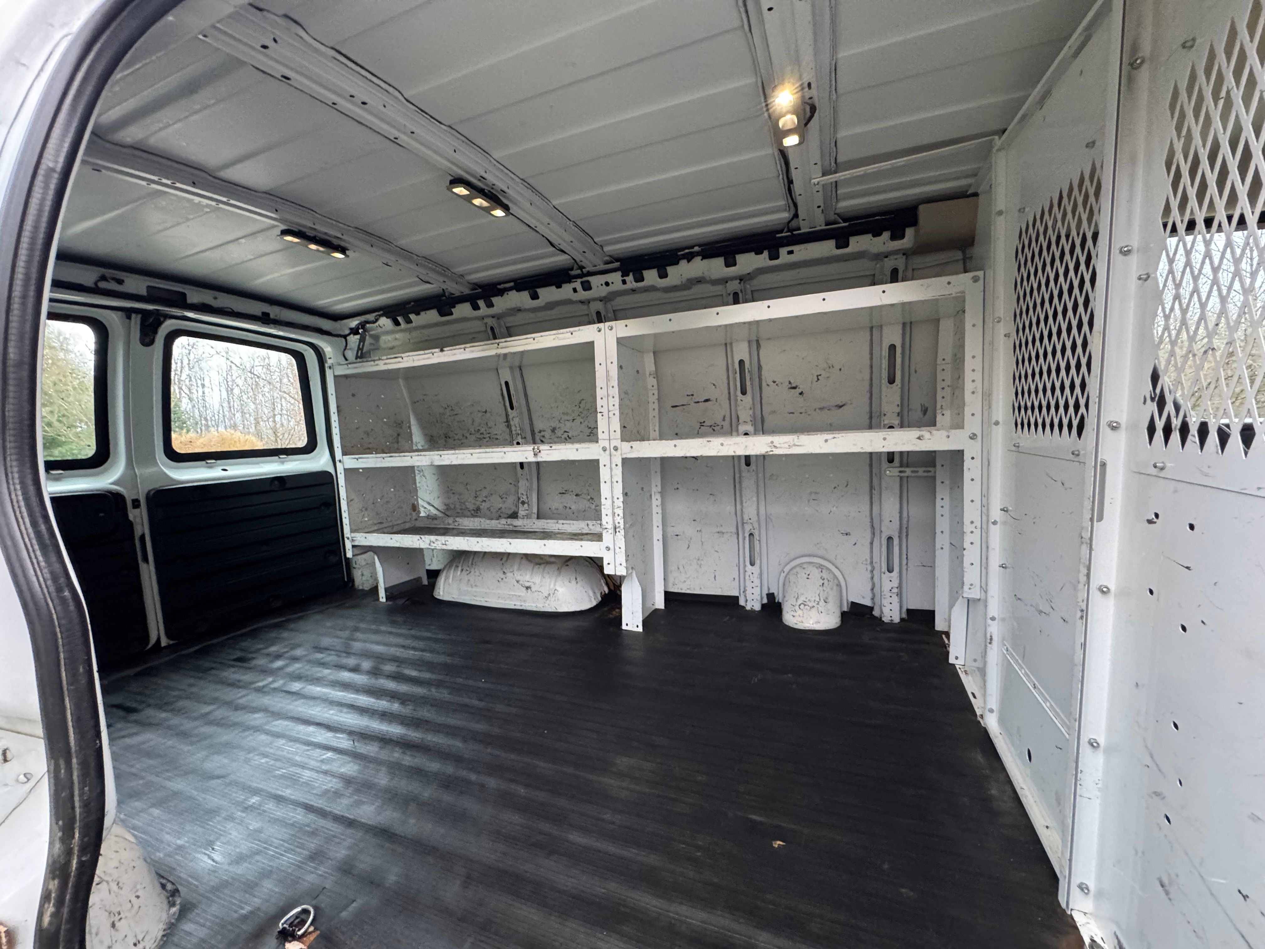 Used 2018 Chevrolet Express 2500 w/ Driver Convenience Package RWD image 16