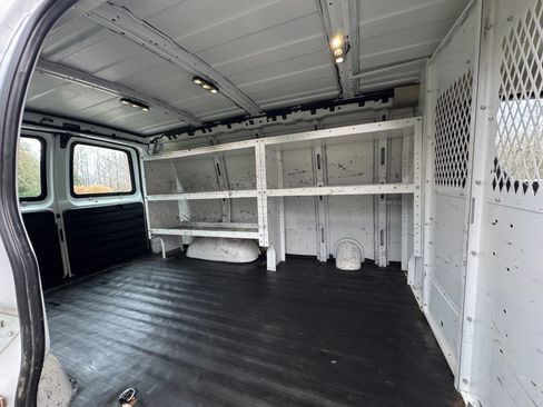 Used 2018 Chevrolet Express 2500 w/ Driver Convenience Package image 16