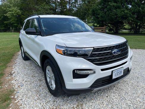 Used 2022 Ford Explorer XLT w/ Equipment Group 202A AWD/4WD image 4