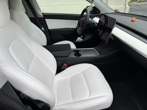 Used 2022 Tesla Model Y Long Range image 9