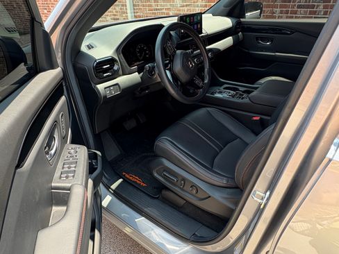 Used 2025 Honda Pilot TrailSport image 12