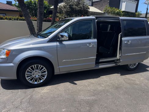 Used 2015 Chrysler Town & Country Touring-L w/ Driver Convenience Group FWD image 10