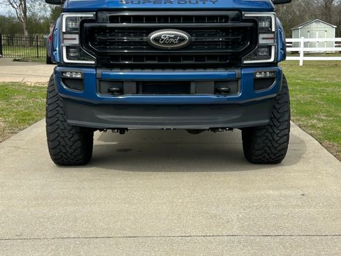 Used 2022 Ford F250 Lariat w/ Black Appearance Package image 9