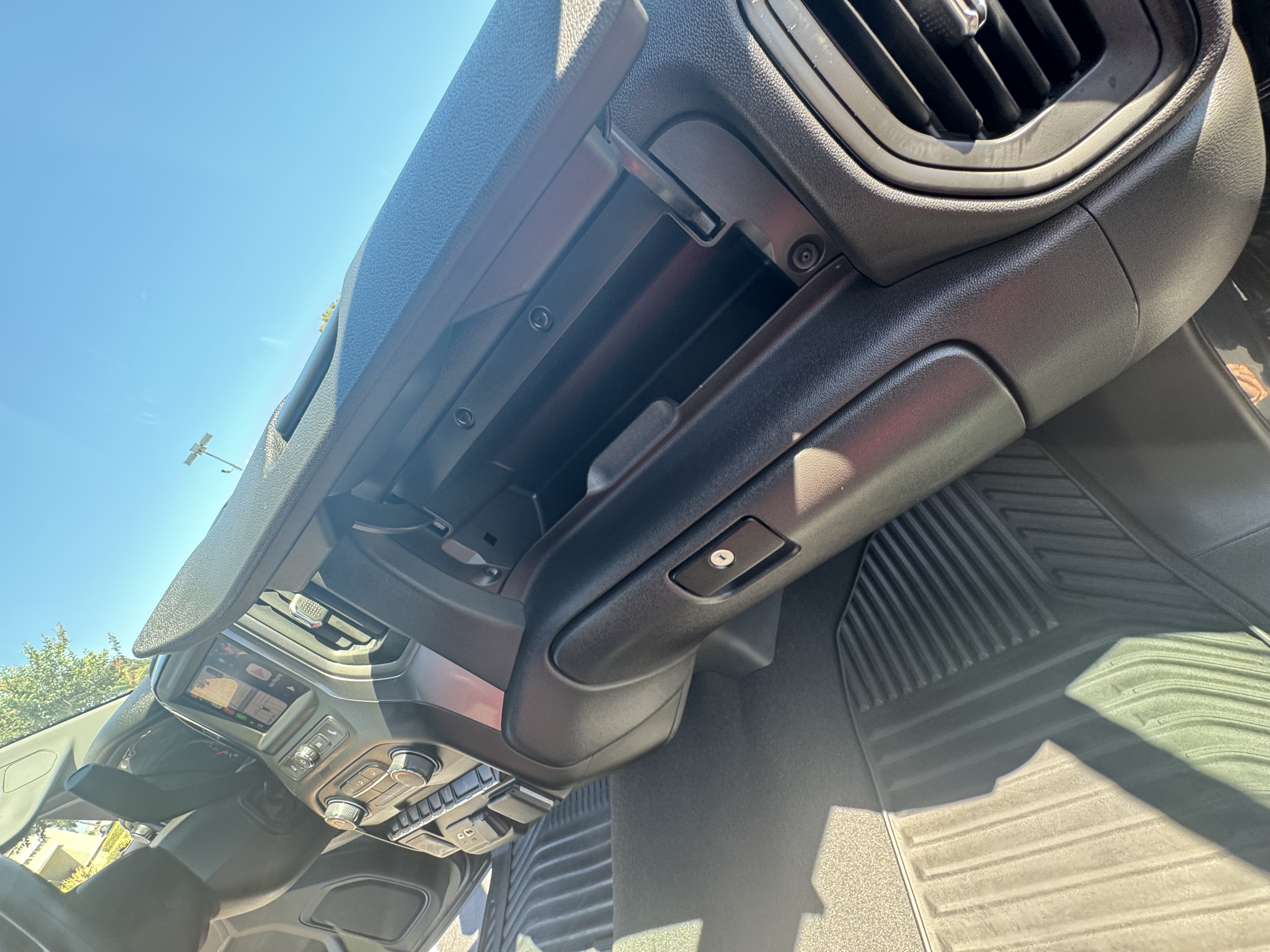 Used 2025 Chevrolet Silverado 1500 Custom Trail Boss w/ LPO, Utility Wall Package AWD/4WD image 2