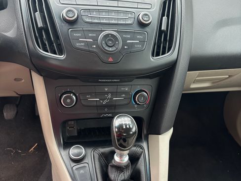 Used 2015 Ford Focus SE w/ SE Ecoboost Package FWD image 16
