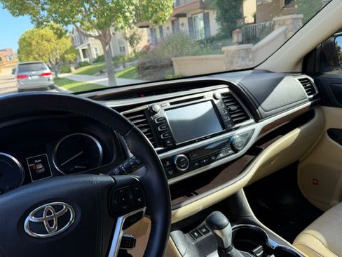 Used 2016 Toyota Highlander Limited w/ Driver Technology Package AWD/4WD image 10