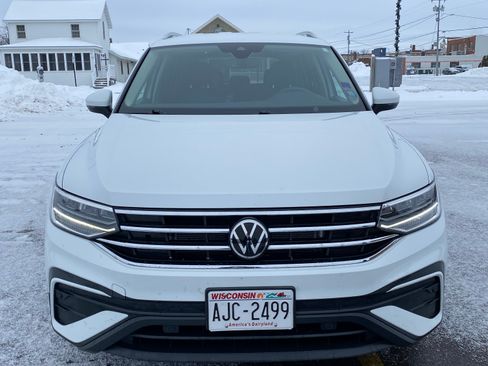 Used 2022 Volkswagen Tiguan SE image 2