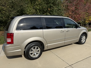 Used 2009 Chrysler Town & Country Touring FWD image 4