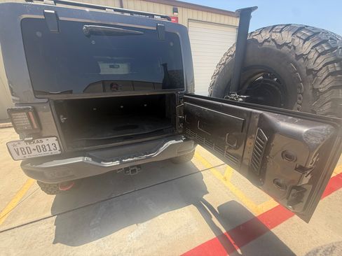 Used 2016 Jeep Wrangler Unlimited Rubicon AWD/4WD image 5