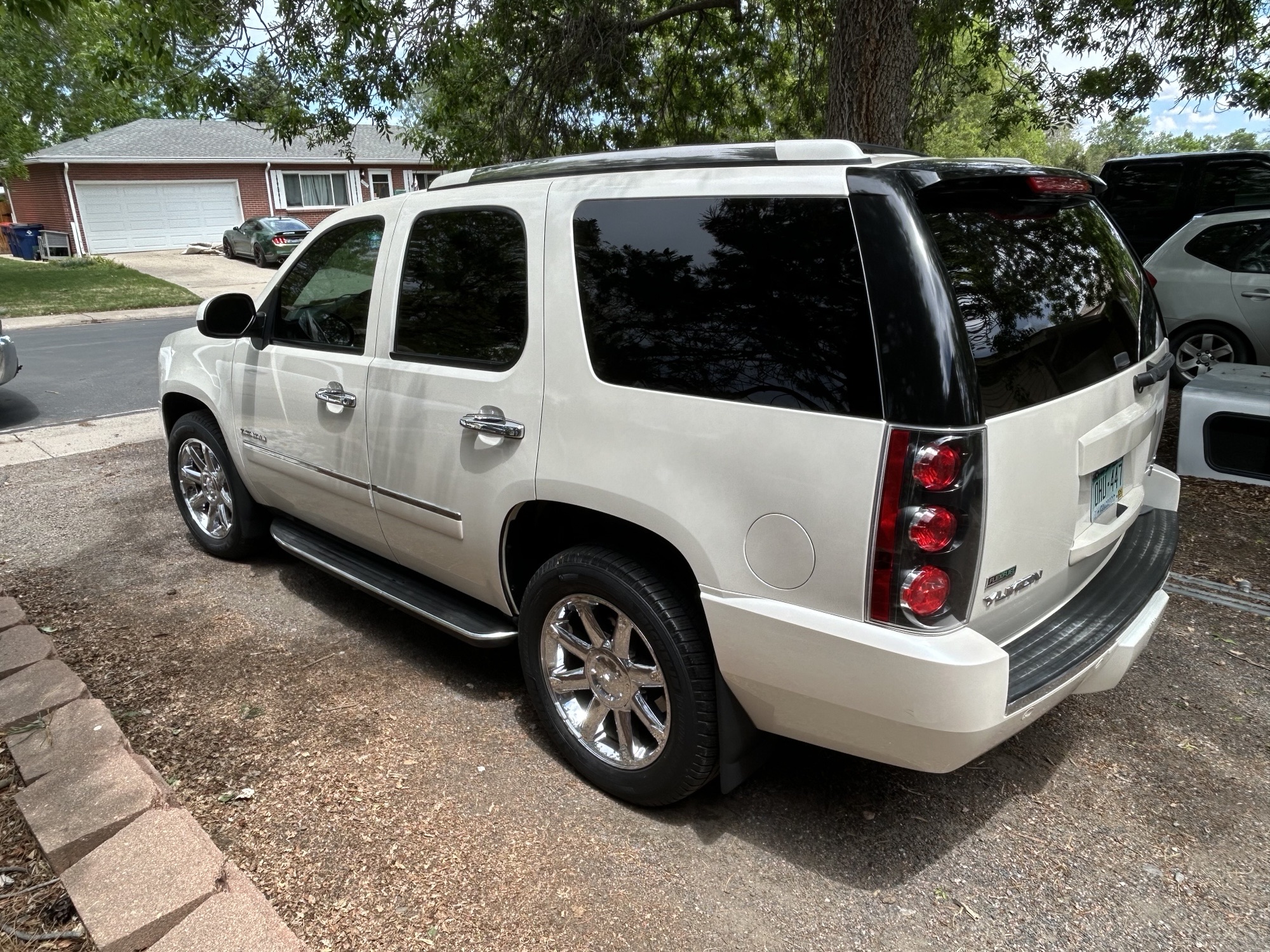 Used 2011 GMC Yukon Denali AWD/4WD image 6